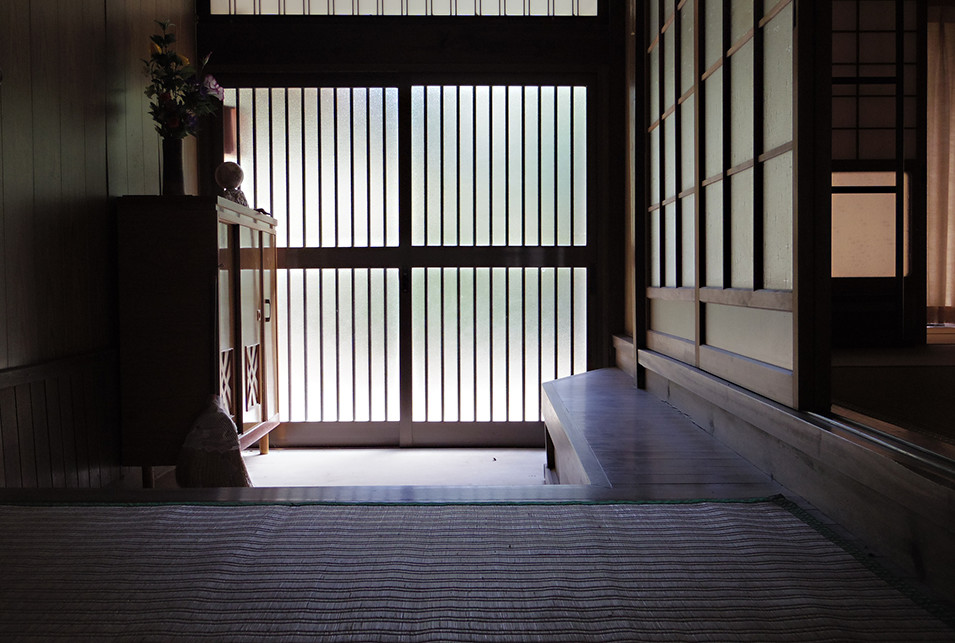 曇りガラス　2点 曇りガラスの修理交換！料金費用相場 効果とメリット・デメリット